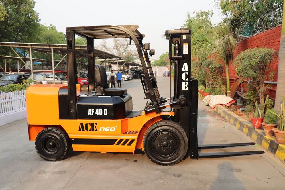 The True Cost of Forklift Repair vs Buying New Equipment