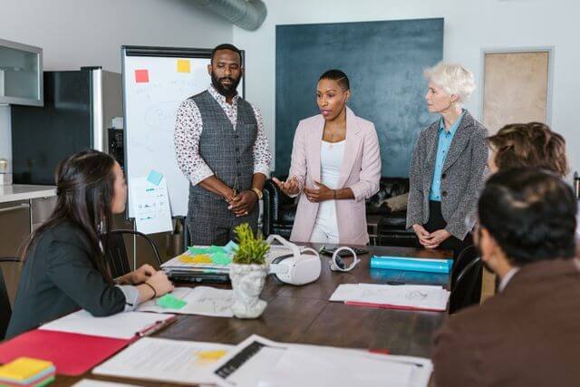How Can Leadership Courses Help Professionals Advance Into Senior Management Roles?